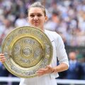 Simona Halep pozând cu trofeul de la Wimbledon 2019 // FOTO: Raed Krishan