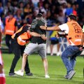 Fanii dinamoviști au invadat terenul de la Ovidiu după golul 3 al gazdelor // foto: sportpicures.eu