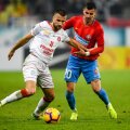 Filip Jazvic, stânga, într-un duel cu Romario Benzar în sezonul trecut