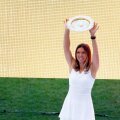 Simona Halep prezintă trofeul de la Wimbledon pe Arena Națională // FOTO: Bogdan Buda