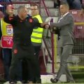Dan Petrescu, criză de nervi în CFR Cluj - Astana // FOTO: Captură Look Plus