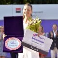 Patricia Țig cu trofeul și cecul oferite finalistei de la București FOTO Cristi Preda