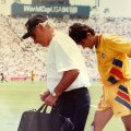 Pompiliu Popescu, pe marginea terenului, cu Belodedici, la meciul cu SUA de la CM 1994, când fundașul s-a ales cu un genunchi paradit în timpul jocului
