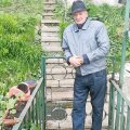 În curtea propriei case din orașul de la poalele Tâmpei, Pașcu își amintește despre momentele tumultuoase ale carierei sale