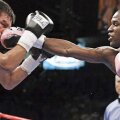 Carlos Baldomir, în stânga, în duel cu Floyd Mayweather // foto: boxingnewsonline.net