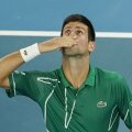 PENTRU KOBE. Novak Djokovic l-a învins pe Roger Federer, scor 7-6(1), 6-4, 6-3, și s-a calificat pentru a OPTA oară în finală la Australian Open! Imediat după meci, sârbul i-a dedicat victoria lui Kobe Bryant, legendarul baschetbalist decedat duminică la numai 41 de ani, care era prietenul și mentorul său. Foto: Reuters