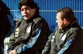 Maradona fumează la antrenament