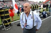 Stirling Moss a supravieţuit după ce a căzut trei etaje în puţul unui lift