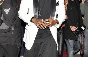 Djibril Cisse s-a îmbrăcat în fustă-pantalon! De aceea o fi fost agresat de fanii lui Oly?!