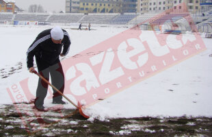 Consilierul patronului Walter luptă cu lopata împotriva nămeţilor!