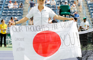 "Gîndurile noastre sînt alături de voi!", au scris pe un steag al Japoniei Wozniacki şi Azarenka