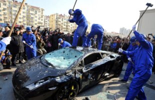 FOTO » Protest inedit în China: Lamborghini Gallardo distrus cu ciocanele!