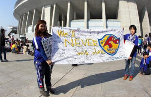 FOTO > Japonezii strîng rîndurile: "We'll never walk alone!"