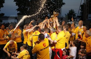 FOTO Fotbaliştii gălăţenii au primit medaliile şi trofeul campioanei