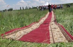 FOTO Serbare cîmpenească sau Campionat European? » Doneţk îşi aşteaptă oaspeţii cu corturile întinse :O