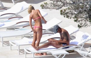 FOTO Theo Walcott şi-a scot iubita la plajă pe Riviera Franceză. Uite cît de sexy e!