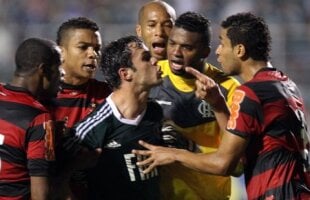 VIDEO Lipsă totală de fair-play » Kleber, luat la bătaie după ce a "furat" mingea