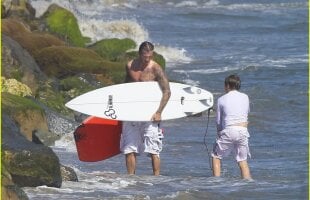 FOTO David Beckham nu-şi neglijează pasiunile. Face surfing toată ziua!