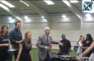 Genial! Sir Bobby Charlton dansează pe muzica lui Beyonce :D