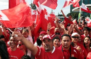 VIDEO » Mii de suporteri din Tonga au blocat străzile din Auckland!