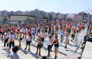 300 de persoane au încins scena Bucureşti Mall la cea mai mare clasă de Kangoo Jumps din România!