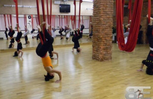 VIDEO!Aerial Yoga în România - o oră de acrobaţii în hamace, întinderi ca la Pilates şi tehnici de relaxare din Yoga