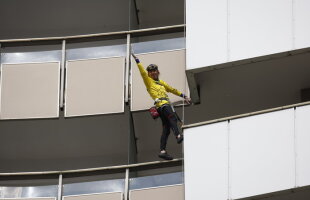 Incredibil chiar şi pentru "Spiderman". Alain Robert a escaladat hotelul Intercontinental în doar 15 minute!