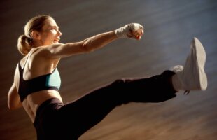 VIDEO Aerobic kickboxing – te menţii în formă, te distrezi, slăbeşti şi înveţi să te aperi