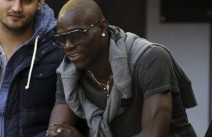 Balotelli s-a dat iar în spectacol: vizită-blitz în toaleta unui liceu