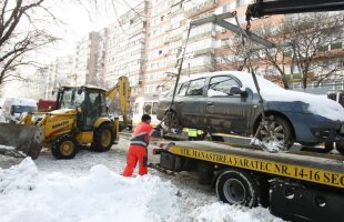 Cale liberă » Maşinile sînt ridicate pentru a facilita deszăpezirea, apoi sînt puse la loc