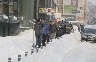 De la minge la lopată » Baschetbaliştii şi rugbyştii din Bucureşti, încolonaţi pentru deszăpezire