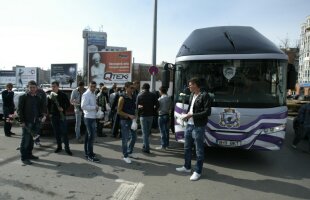 FOTO Cu gândul la licenţă, poliştii au împărţit flori de 8 Martie