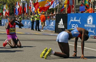 FOTO Căldura, bat-o vina! Peste 2.000 de participanţi la Maratonul de la Boston au avut nevoie de îngrijiri