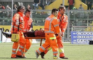 VIDEO Sîmbăta blestemată » Alt jucător a leşinat în Serie B, dar e în afara oricărui pericol