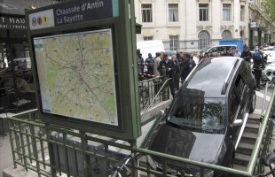 VIDEO » Cu Dacia Duster în metrou » Un şofer francez a ratat parcarea şi produs un incident bizar