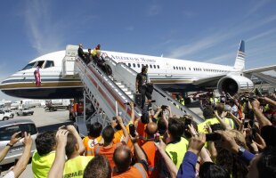 FOTO » Petrecere la Madrid » Jucătorii de la Atletico au prezentat trofeul EL în capitala Spaniei