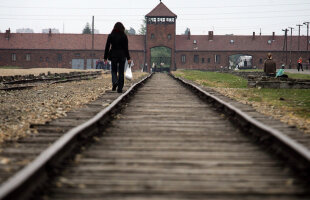 Italienii vizitează şi ei azi lagărul de exterminare de la Auschwitz: "Aici jucai pentru viaţă!"