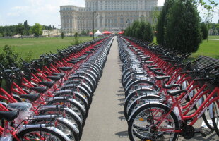 Sîmbătă, 14 iulie, "Bicicleta roşie" face un tur de onoare în jurul Palatului Parlamentului