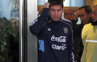 VIDEO Aşa primire ostilă n-a avut Messi nici pe "Bernabeu"! » Căpitanul Argentinei, atacat cu PIETRE în Peru!