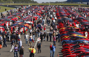 VIDEO Aşa arată Paradisul » 964 de Ferrari-uri pe circuitul de la Silverstone