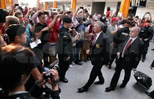 FOTO Manchester provoacă isterie la Cluj » Jucătorii lui Ferguson aşteptaţi de fani pe aeroport