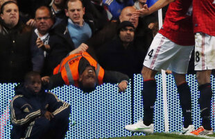 FOTO Hooligans! » Iadul pe pămînt la Chelsea-United! Un steward în spital, scaune şi monede aruncate pe teren