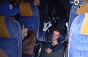 VIDEO » Kuyt şi Gonul au încins atmosfera în autocarul lui Fener, dansînd "Gangnam Style" :D