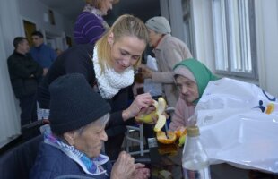 Lacrimi şi cadouri » Foşti mari campioni ai României au împărţit daruri bătrînelor de la căminul Mănăstirii Pasărea