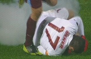 VIDEO » Infern la Trabzon - Galata pentru Burak Yilmaz, atacat cu sticle şi petarde pe teren!