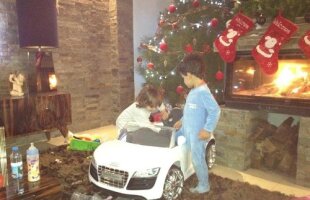 FOTO Cristiano Ronaldo junior, răsfăţat de tatăl său cu un Audi în miniatură :D