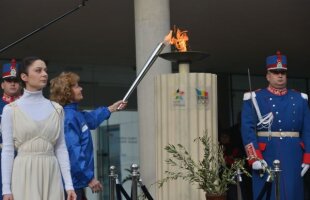 Flacăra olimpică arde la Bucureşti în faţa sediului COSR