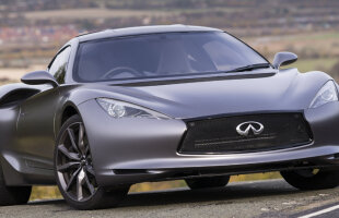 FOTO Un test unic » Drive-testul cu Infiniti Emerg-e a avut loc pe pista pe care James Bond şi-a răsturnat Aston Martin-ul