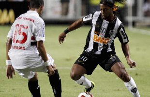 VIDEO Mai norocos decît Milanov » Ronaldinho a scăpat milimetric de o accidentare gravă aseară, în Cupa Libertadores