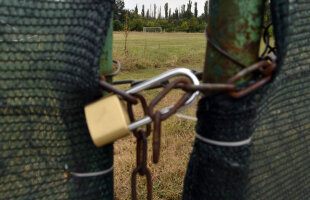 Scandalul continuă la baza Voinţa: "Buldozerele lui Ilie Năstase ne dărîmă acum terenurile!"